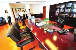 法院院长办公室休息室达68.7平被处分，超标办公空间引发公众关注