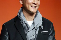 吴彦祖脸颊比心，演绎偶像魅力与粉丝情怀