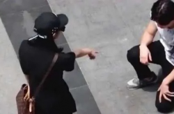 两男子起口角，女友劝架秒变求婚现场，爱情的力量让人动容！