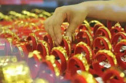 金饰破千，备婚三金成本激增，新人面临婚嫁压力