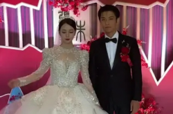 新娘惊艳亮相引争议，长相太美竟被网友质疑AI换脸？