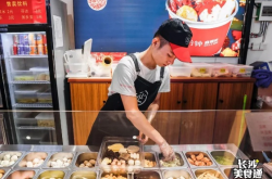 湖南一麻辣烫店因帅气店员走红，网友，颜值与美味并存！