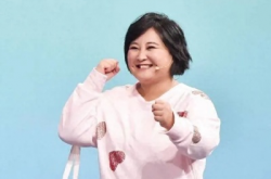 贾玲43岁庆生照曝光，本人超瘦引发网友热议，这是哪位女神？