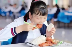 校园温馨瞬间，女生一句想吃鸡腿，学校立刻行动，温暖无数人心