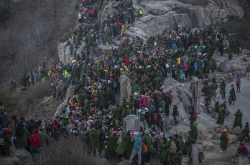 五一凌晨3点泰山人潮汹涌，泰山之巅的人海奇观