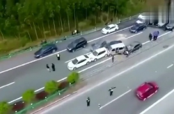 惊心动魄！高速连环车祸，白车将另一车压下面，现场惨烈令人痛心