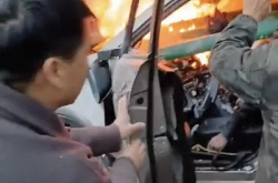 镇干部火海中徒手掰车门救人，英勇事迹感动众人心