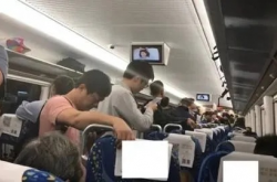 乘客动车上被困超4小时，12306官方回应处理措施及后续关怀