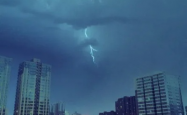 西安雷雨交加，夜空现惊心动魄超大闪电，市民惊叹不已