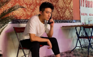 李泽锋被粉丝热情蹭托运，暖心互动引发网友热议，粉丝经济背后的温馨故事
