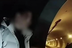 女子泪洒高速，一念之差，老公竟被遗忘车外