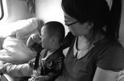 列车进站瞬间，6旬客运员飞身救儿童，英勇事迹感动无数人