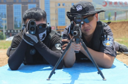 南昌特警化身摄影师，持续接单为游客留下美好瞬间