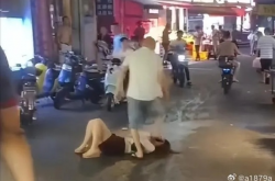 当街殴打女子引发公愤，官方回应，系夫妻矛盾所致