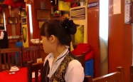 情侣用餐遭遇尴尬，两瓶矿泉水被收176元，餐厅收费标准引争议