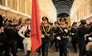 普京与解放军仪仗司礼大队政委握手，友谊与合作的新篇章