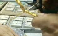 惊人发现！金手镯剪开竟流出神秘液体，重量轻了近2克！