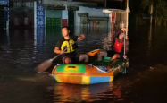 武汉暴雨中的温情瞬间，家长划桨板勇接娃回家