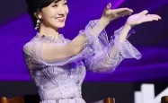 71岁赵雅芝演唱会上泪洒现场，感动无数观众，网友，岁月不败美人！
