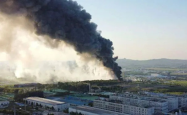航拍山东化工厂爆炸，升起大量浓烟，紧急救援行动全面展开