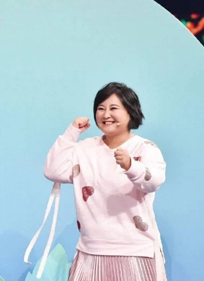 贾玲43岁庆生照曝光，本人超瘦引发网友热议，这是哪位女神？