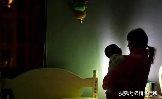 月嫂深夜下户躲卧室，怀抱宝宝泪洒枕边，一份母爱的坚守与无奈