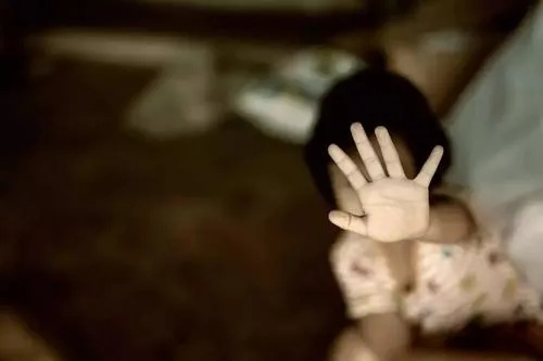 电梯内恐吓幼童的面具女已公开道歉，家长和社会呼吁关注儿童安全