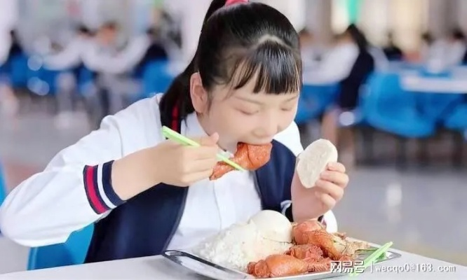 校园温馨瞬间，女生一句想吃鸡腿，学校立刻行动，温暖无数人心