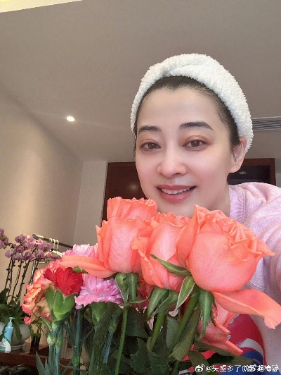 梅婷晒照庆50岁生日，老公花臂抢镜引网友热议