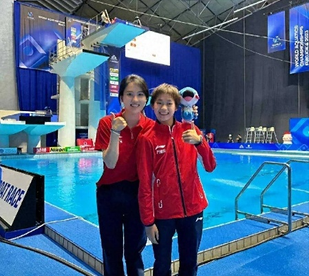 全红婵陈芋汐温情回应小天鹅表演，展现跳水女神的亲和力与团队精神