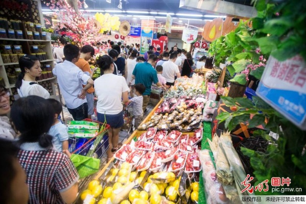 五一狂欢！最火穷鬼超市3万人挤爆，货架被搬空，场面壮观如战场！