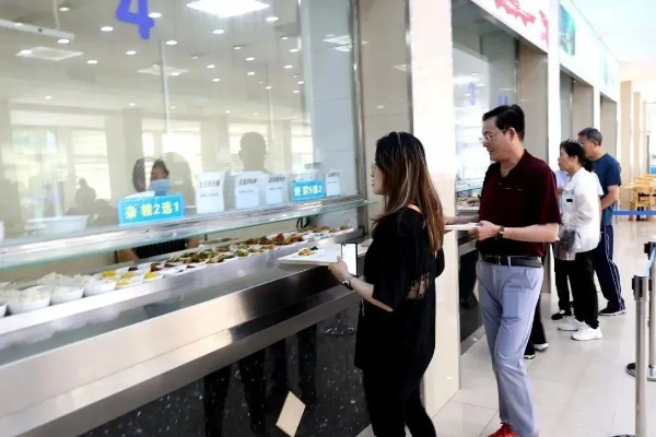 衢州政府食堂爆满，排队队伍延伸至大院，折射民生关怀与政策成效