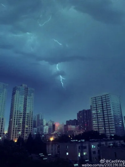 西安雷雨交加，夜空现惊心动魄超大闪电，市民惊叹不已