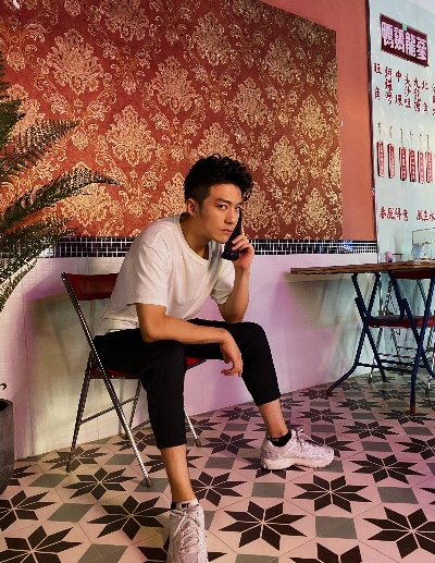 李泽锋被粉丝热情蹭托运，暖心互动引发网友热议，粉丝经济背后的温馨故事