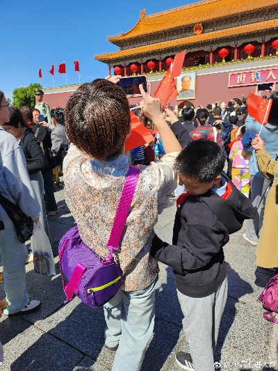 五一假期天安门广场游人如织，感受祖国繁荣昌盛