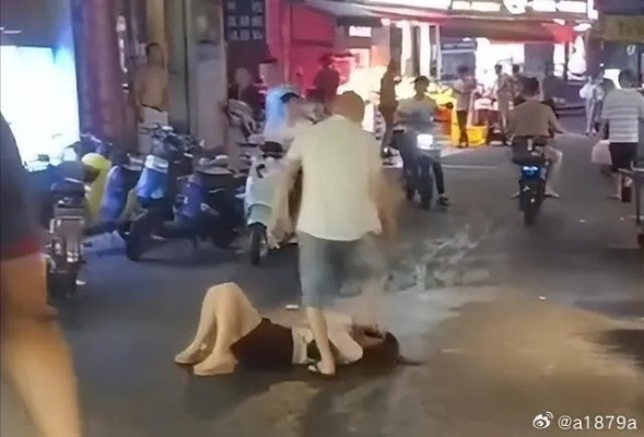 当街殴打女子引发公愤，官方回应，系夫妻矛盾所致