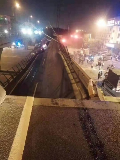 大桥护栏被刮倒引发质疑，豆腐渣工程？安全隐患亟待解决！