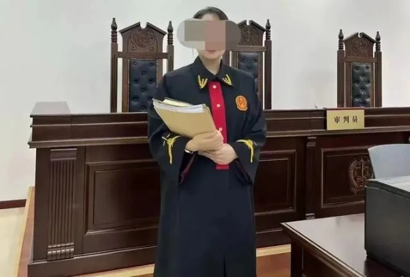 女子转身瞬间与男子相撞致骨折，法院判决获赔7万元