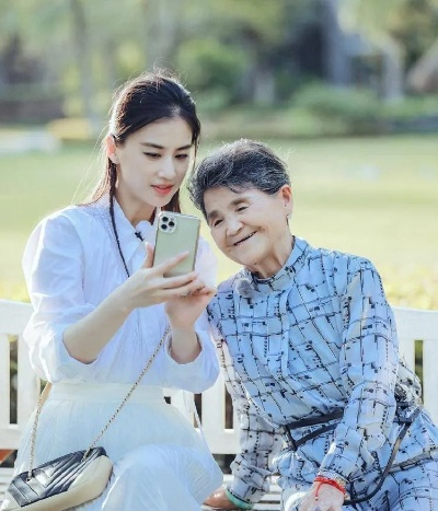 黄圣依与妈妈相处模式引发热议，好窒息的母女关系，究竟隐藏着怎样的真相？