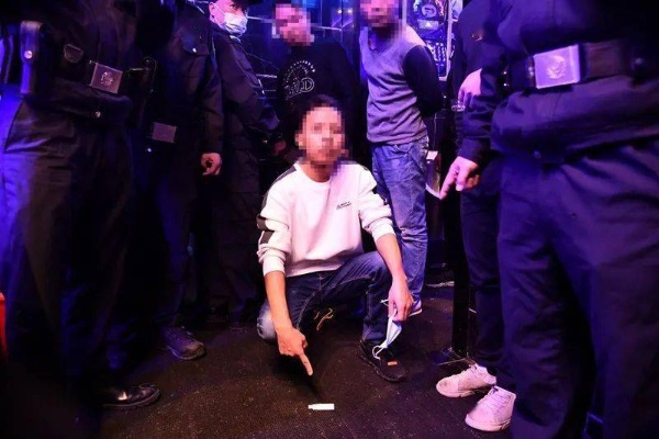 土耳其警方开展大规模行动，露天焚烧20吨大麻引发社会关注