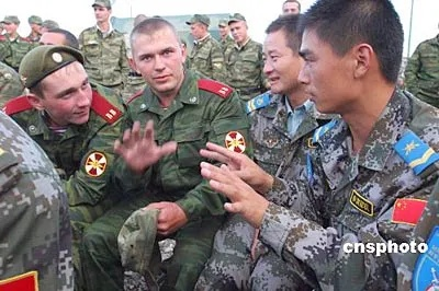 中俄友谊新篇章，俄士兵学说中文比心，展现跨国文化交流的魅力