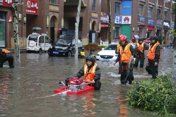 特大暴雨突袭，城市抗洪抢险一线纪实