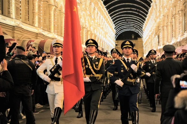 普京与解放军仪仗司礼大队政委握手，友谊与合作的新篇章