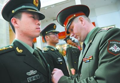 中国三军仪仗队用俄语高唱苏联歌曲，展现中俄友谊新篇章
