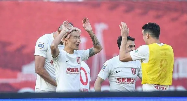 韦世豪罗慕洛双响炮，蓉城客场4-0梅州，展现中超豪强风采