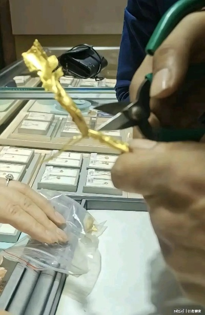 惊人发现！金手镯剪开竟流出神秘液体，重量轻了近2克！