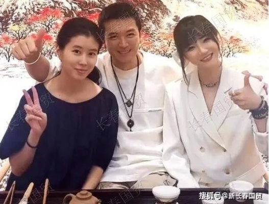 杨子晒22岁大女儿毕业照，青春洋溢展现家庭幸福时光