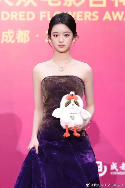 黄杨钿甜成人礼的奢华见证，230万钻石耳环成焦点，传统与现代的完美融合