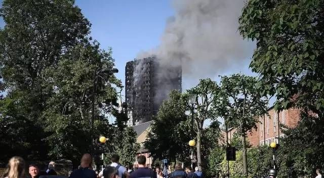 英国首相斯塔默住所突发火灾，紧急疏散民众，所幸无人员伤亡