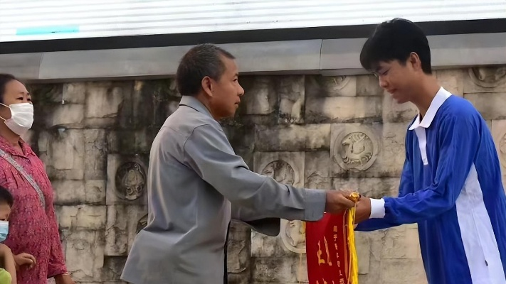 英勇少年为救同学缺考，获1万奖金彰显正能量